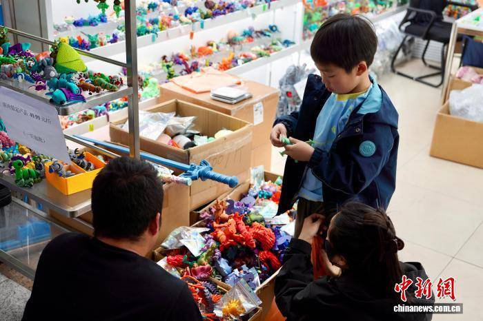 “五一”假期首日 浙江义乌市场人气“爆棚”消费旺